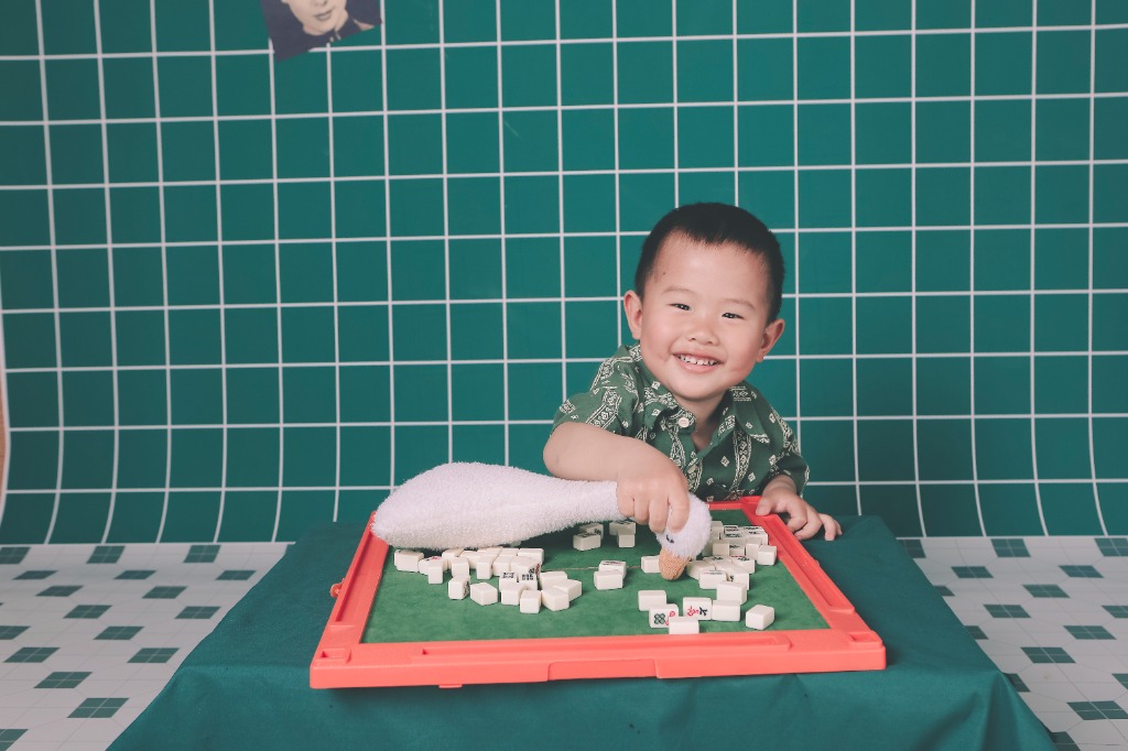 Yize playing mahjong
